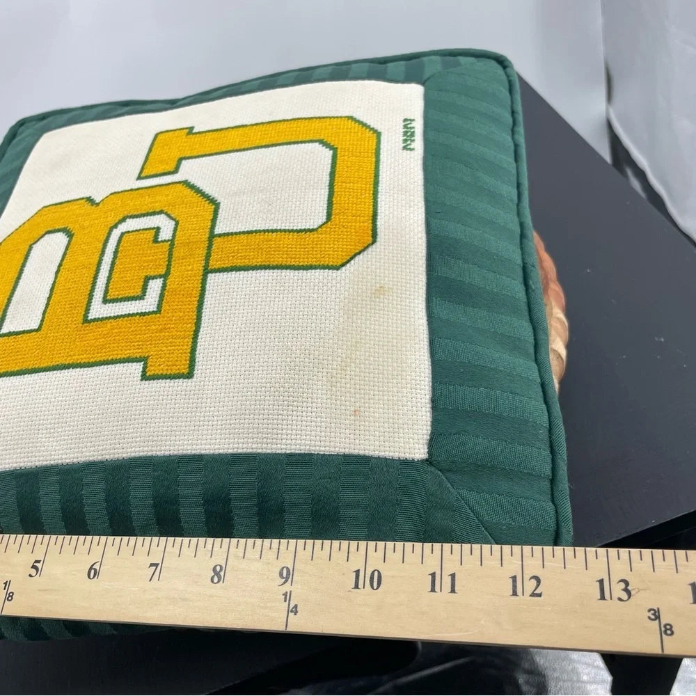BAYLOR UNIVERSITY BU‎ needlepoint Decorative square Pillow green white yellow